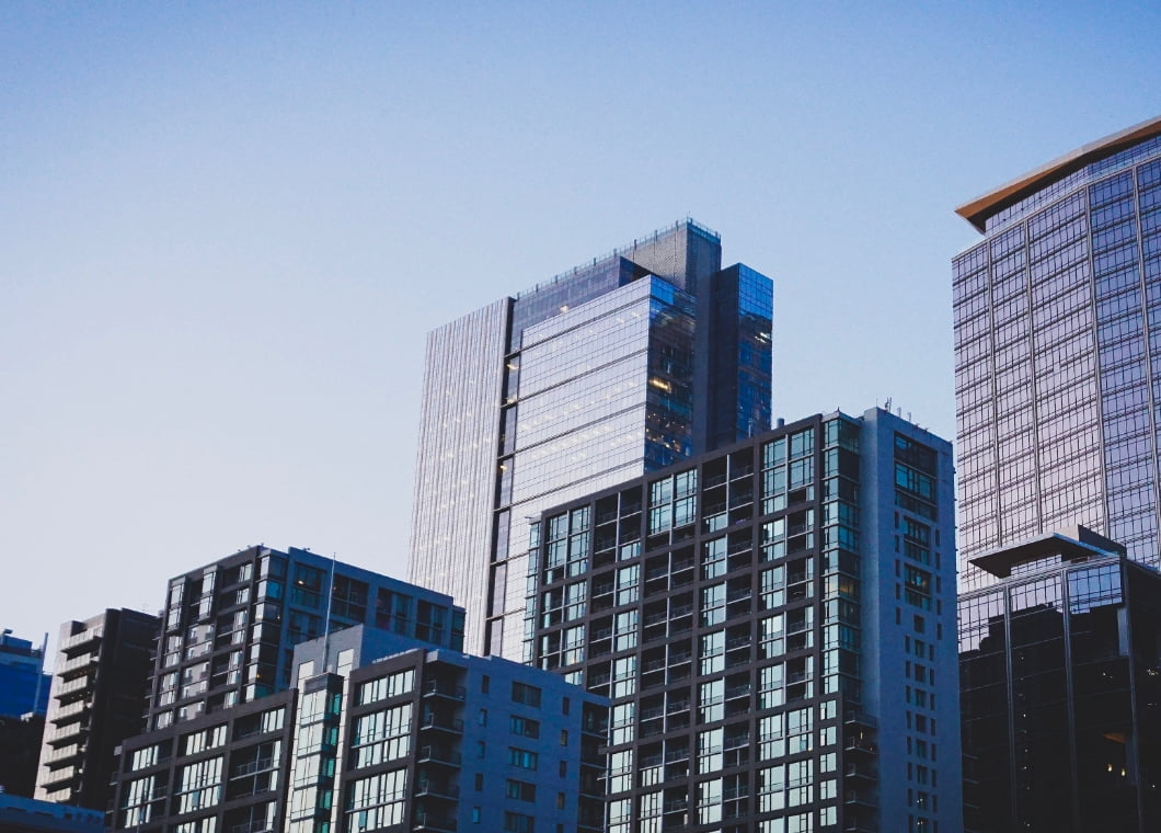 高層ビルの街並み画像